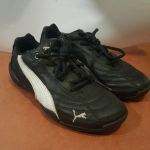 Kids Puma indoor soccer sneakers 11.5